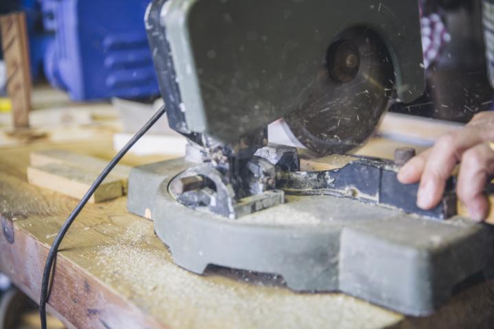Mit einer professionellen Gehrungsmaschine ist ein sauberer Gehrungsschnitt möglich. Foto: davidpereiras via Envato